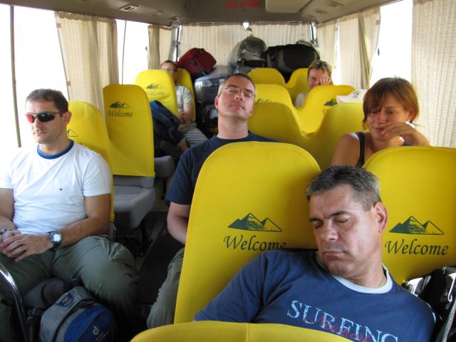 Noční let z Prahy do Hurghady unavil, takže hodinový přesun autobusem do hotelu si většina ani nepamatuje.
